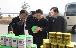 長治市委書記馬天榮（中），沁縣縣委書記盧展明（右）