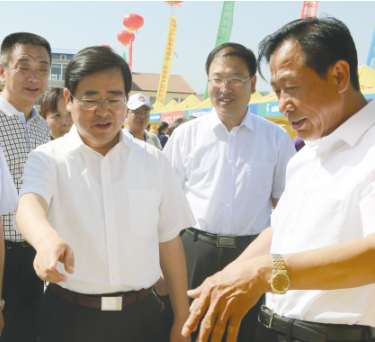 沁縣縣委書(shū)記盧展明、政府副縣長(zhǎng)魏瑛在首屆太行山名優(yōu)特新農(nóng)產(chǎn)品展銷(xiāo)會(huì)沁州黃集團(tuán)展位上參觀指導(dǎo)